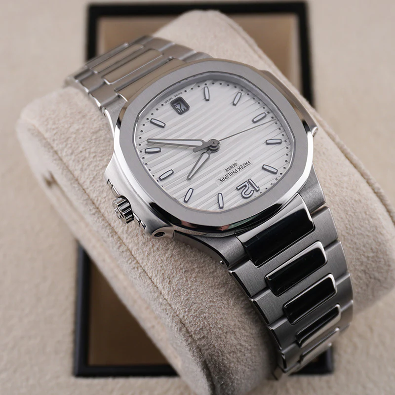 Patek Philippe Nautilus 35mm 7118/1A Silver Dial - Image 3