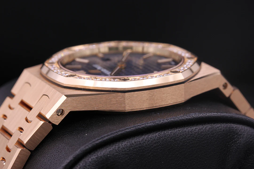 Audemars Piguet Royal Oak Quartz 33mm 67651OR Blue Dial - Image 4