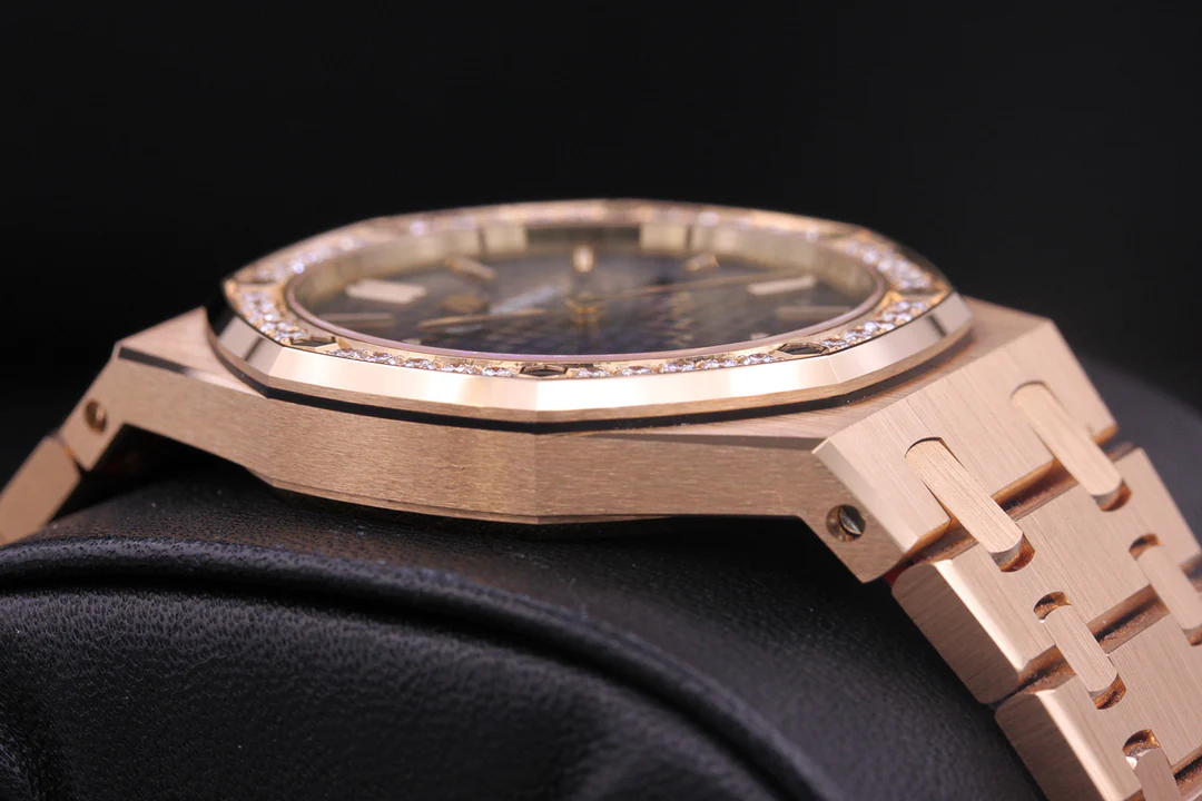 Audemars Piguet Royal Oak Quartz 33mm 67651OR Blue Dial - Image 3