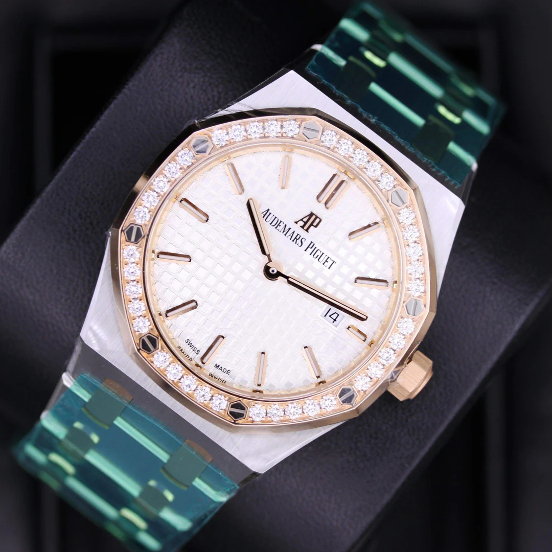 Audemars Piguet Royal Oak Quartz 33mm 67651SR Silver Dial - Image 6