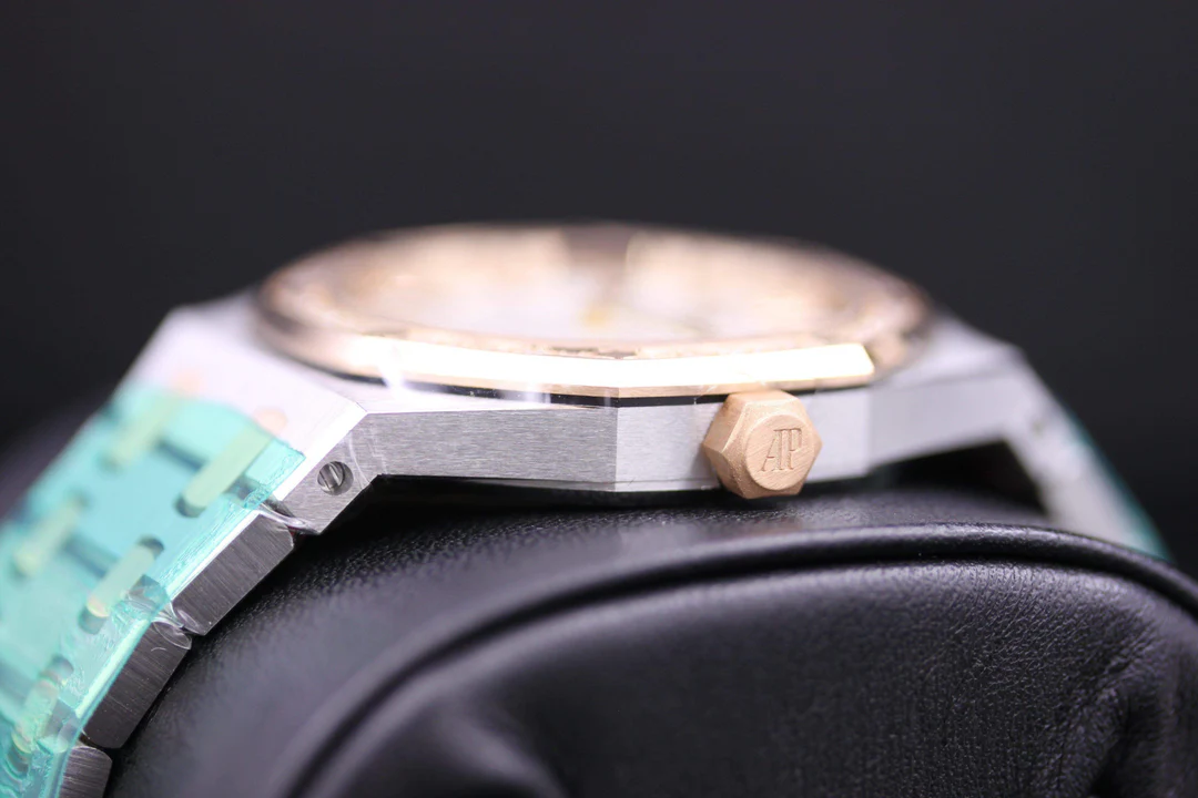 Audemars Piguet Royal Oak Quartz 33mm 67651SR Silver Dial - Image 5