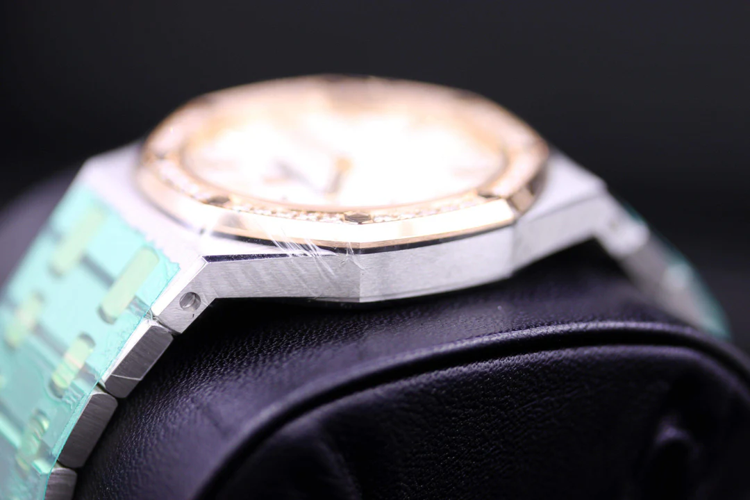 Audemars Piguet Royal Oak Quartz 33mm 67651SR Silver Dial - Image 3